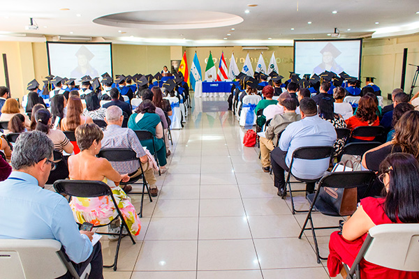 Entrega de títulos de UNIB en Honduras. 