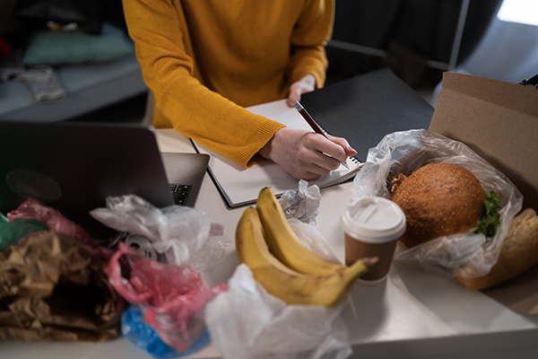 Investigadora da UNIB aborda fatores de risco de distúrbios alimentares em estudantes universitários 