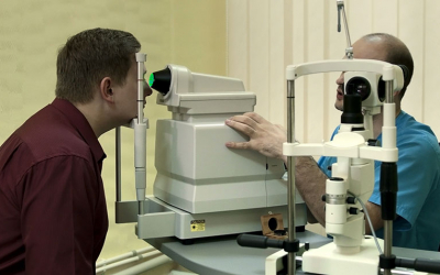 Joven siendo revisado por un oftalmólogo 